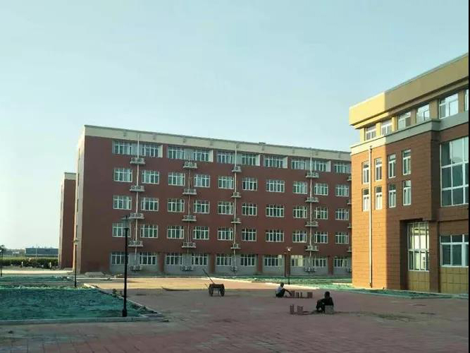 走近暖通工程案例实地｜德州武城迪尔中学空气源热泵供暖校园综合体项目(图1)